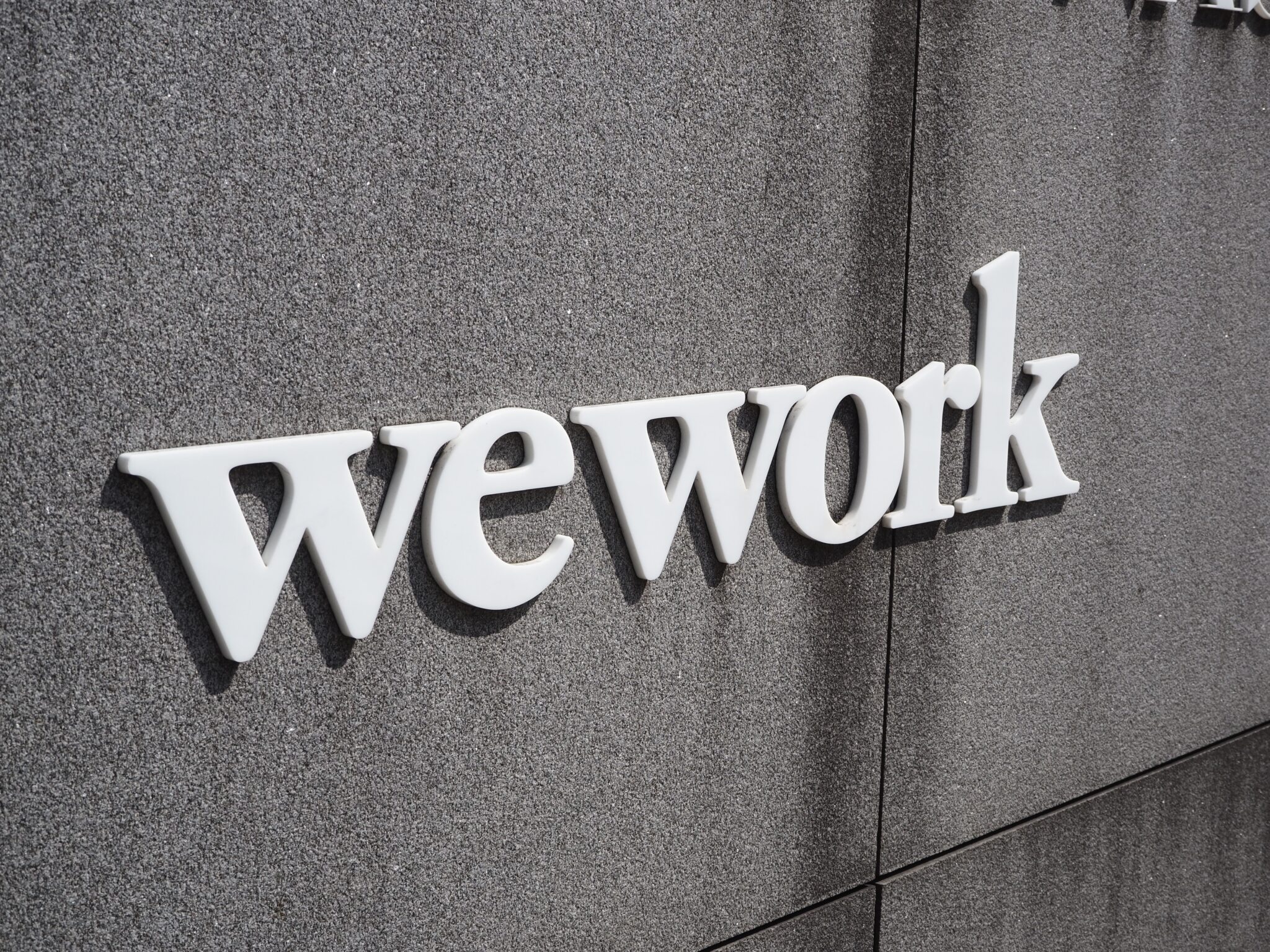 WeWork הודיעה כי החברה קרובה לצאת מפשיטת רגל