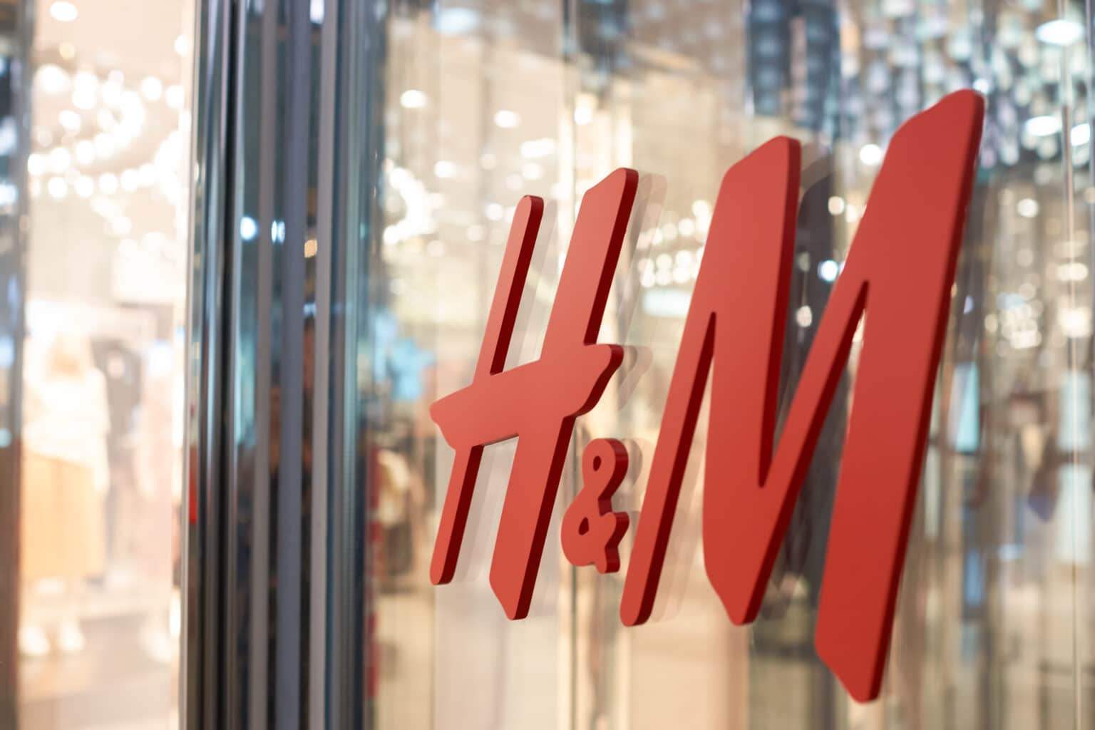 בשל מתקפות החות'ים: רשת H&M דוחה קמפיינים