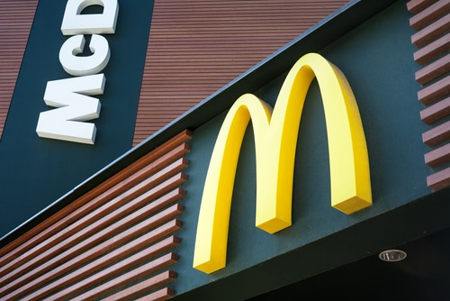 המחיר עלה והצרכנים כבר לא מתלהבים: מקדונלד'ס, KFC וסטארבקס מדווחות על ירידה במכירות
