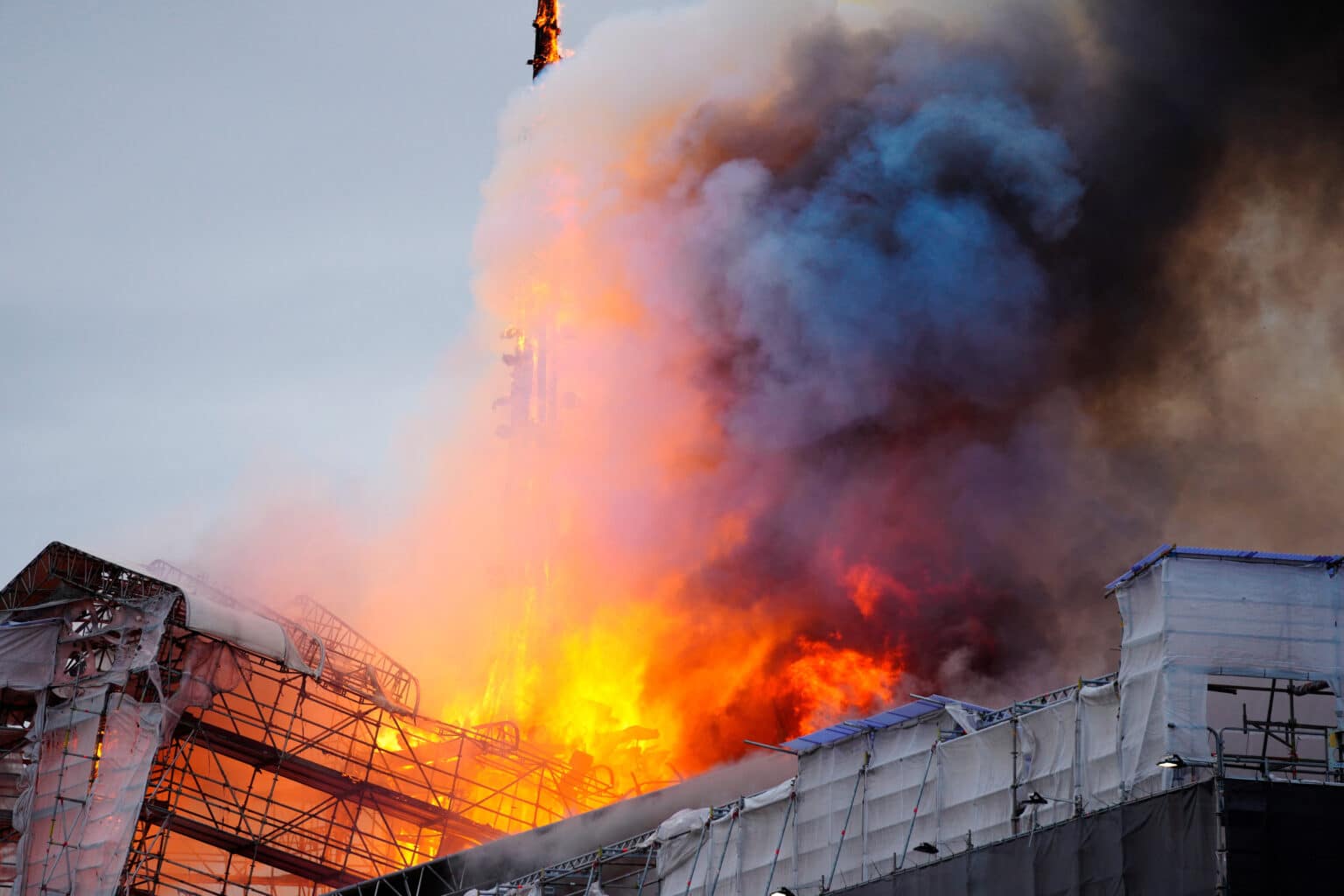 שריפת ענק: בניין הבורסה ההיסטורי בדנמרק עולה באש