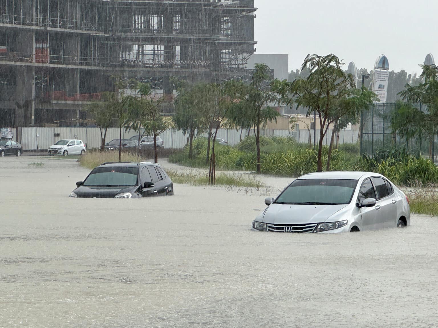 דובאי: גשמים עזים גרמו להצפות נדירות וביטולי טיסות