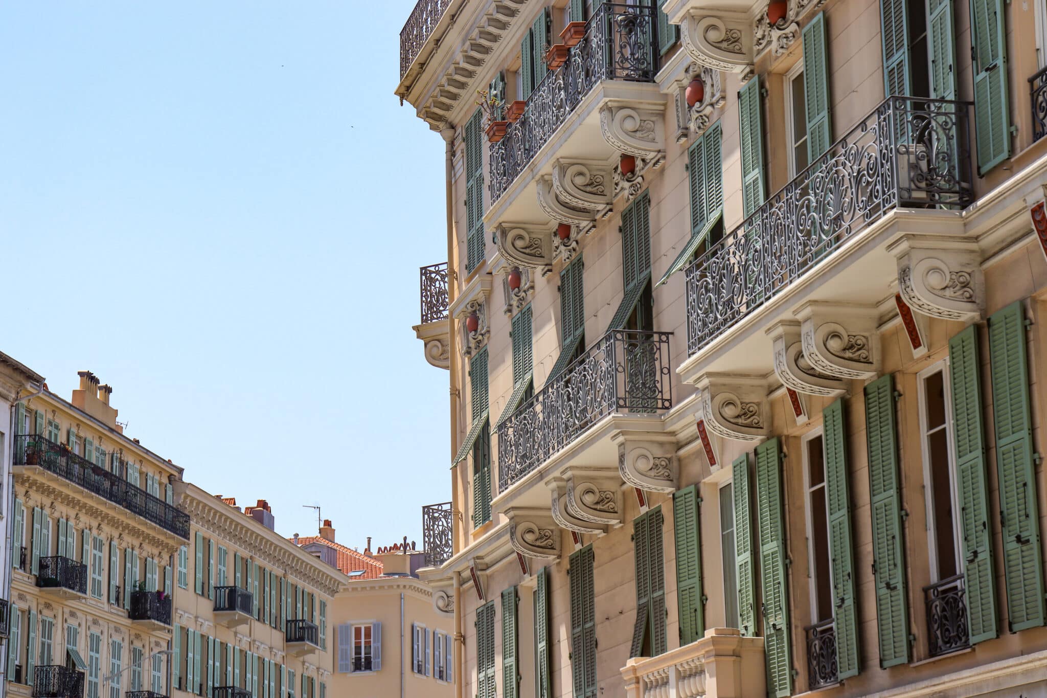 Refurbished,Old,Facades,From,The,19th,Century,In,Nice,,Cote