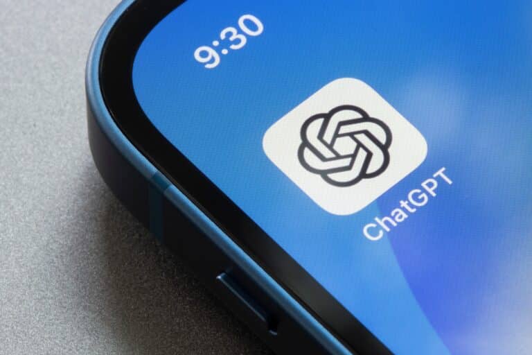 אפל מתקרבת לעסקה: ChatGPT יהיה זמין באייפון?