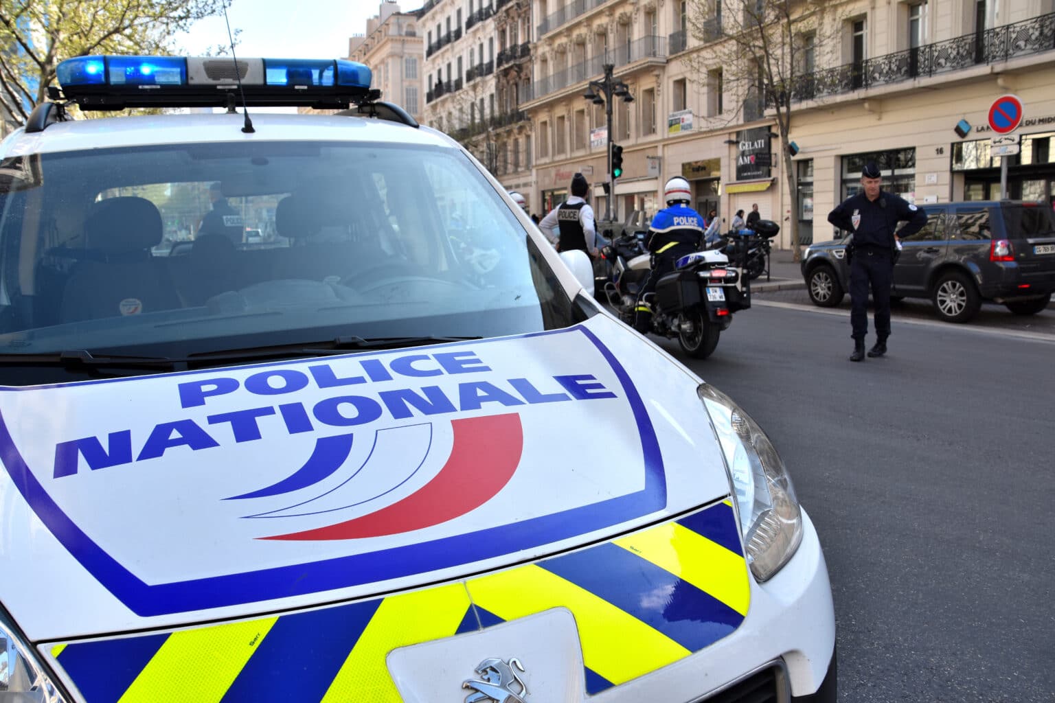 מקרה חריג בצרפת: שני סוהרים נרצחו בידי אסיר, המשטרה במצוד אחריו