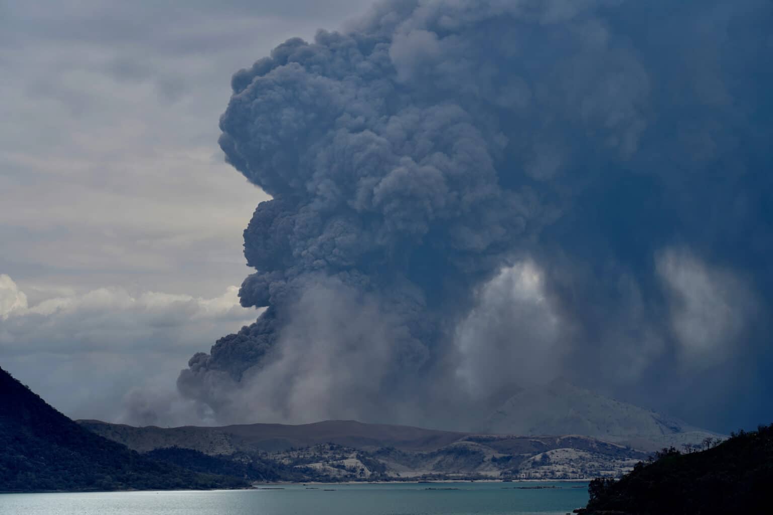 הר געש התפרץ בפיליפינים – בני אדם פונו מבתיהם, עשרות טיסות בוטלו