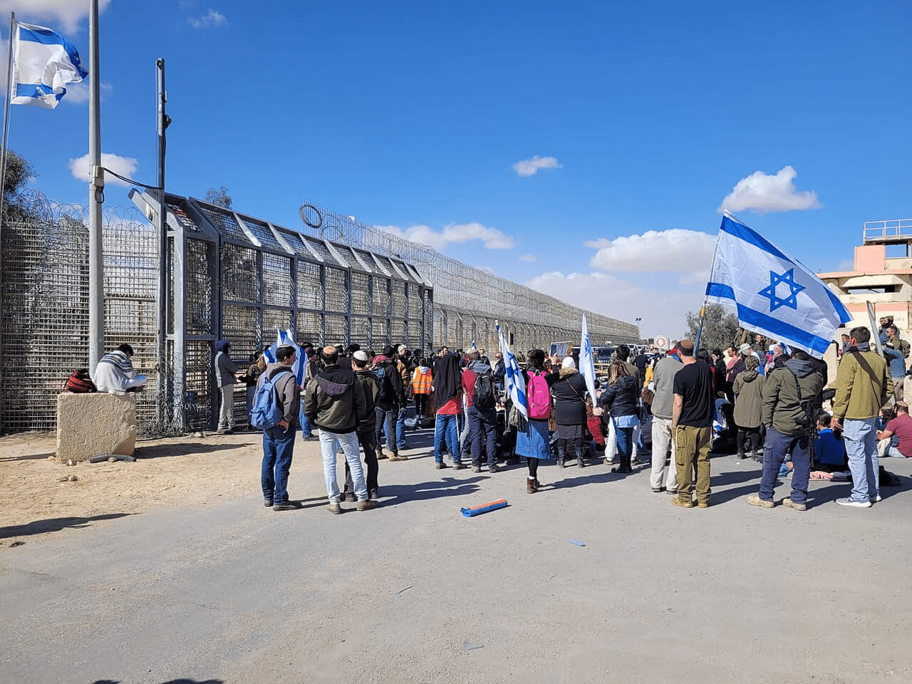 לא הומניטרי: חמאס הרוויח חצי מיליארד שקלים מהשתלטות על משאיות הסיוע