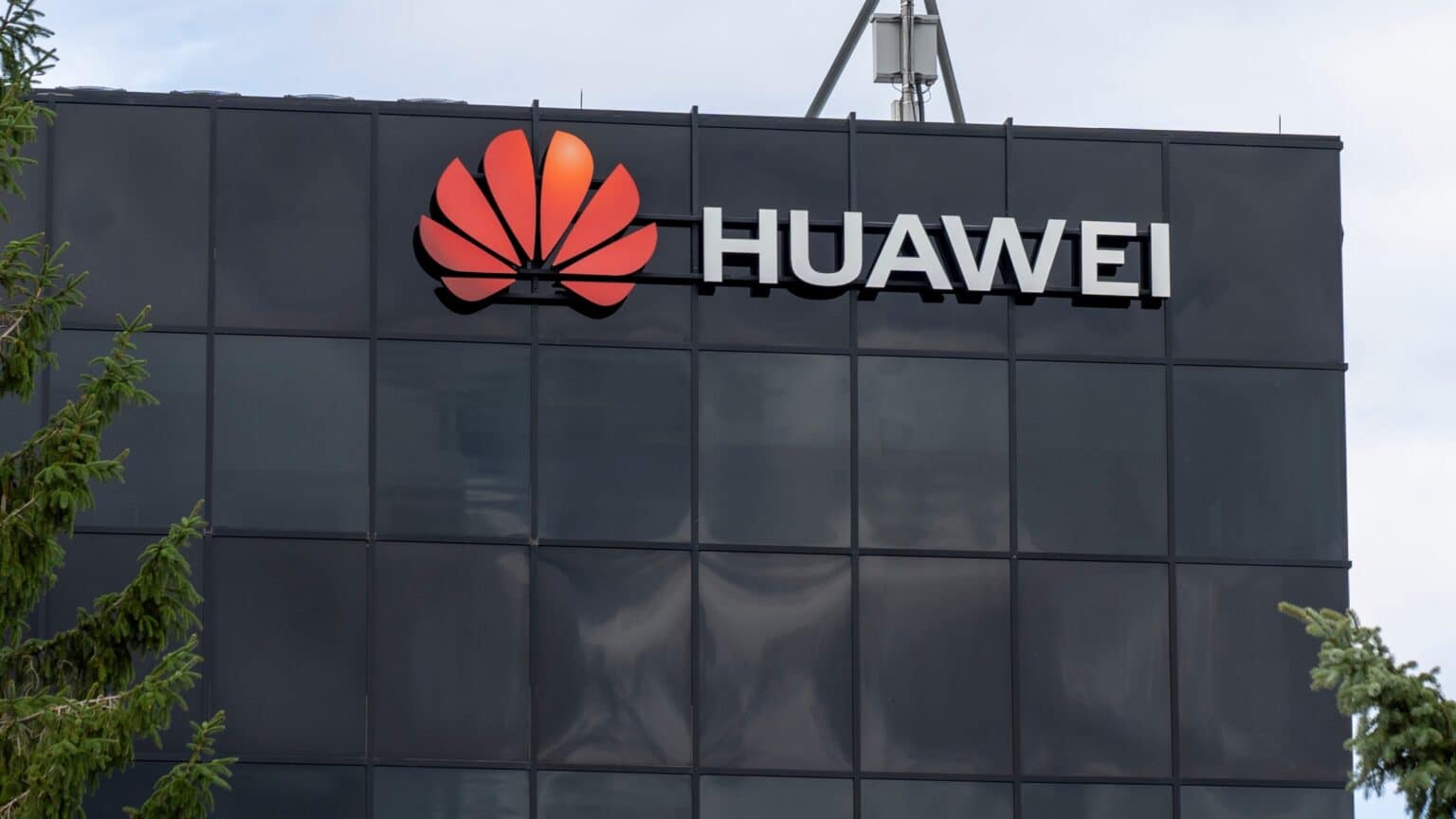 רגע לפני השקת אייפון 16: המתחרה Huawei קיבלה כ-3 מיליון הזמנות לסמארטפון החדש שלה